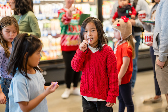 1 Amazon Fresh Long Beach Ca Holiday Art Display-148