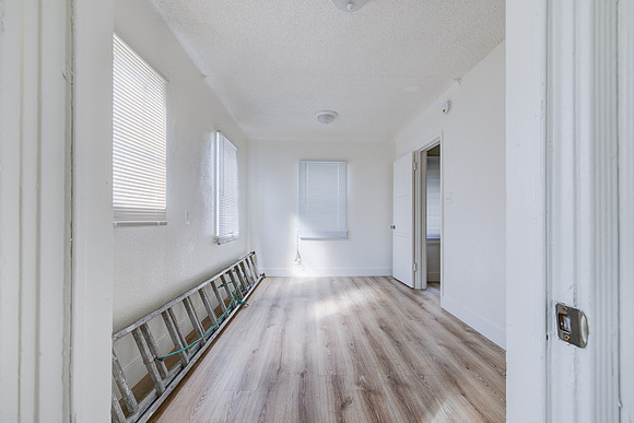 1144 W 57th St Los Angeles Interior-003