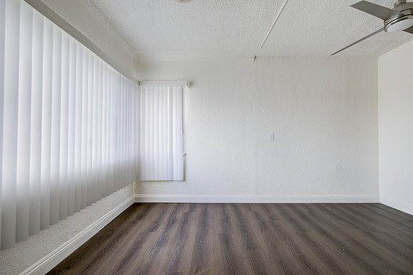 1144 W 57th St Los Angeles Interior-056