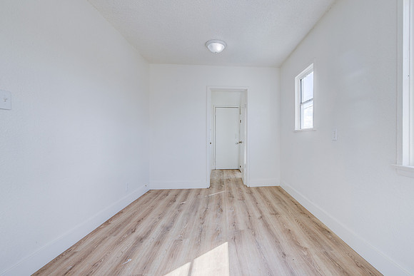 1144 W 57th St Los Angeles Interior-036