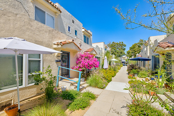 617 N Sycamore Ave-020