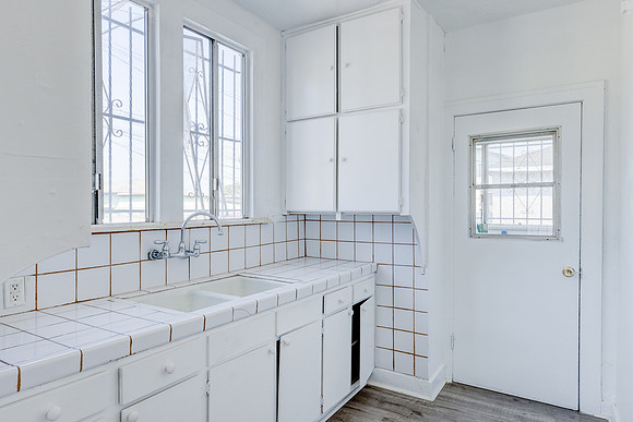 8715 Hooper Interior-005