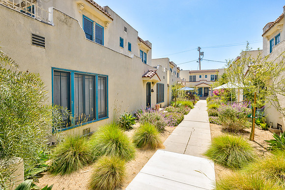 617 N Sycamore Ave-010