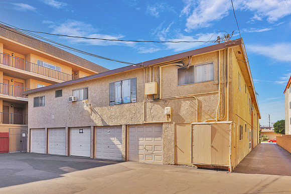 1 3520 Elm Ave-003