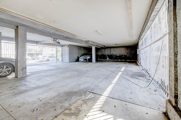 3702  W 126th St-073