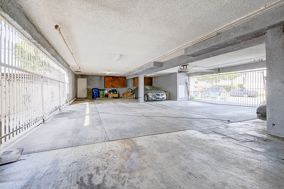 3702  W 126th St-074