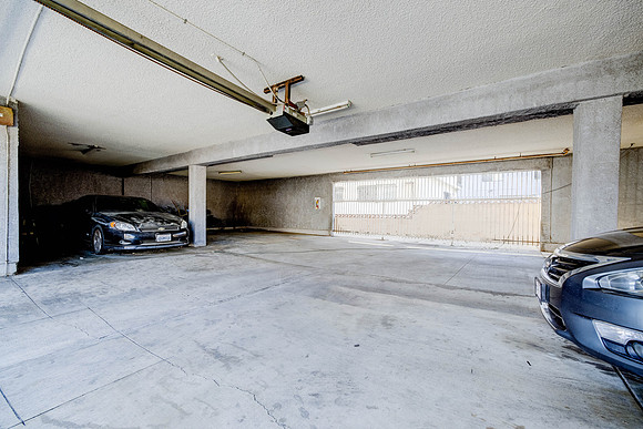 3702  W 126th St-072