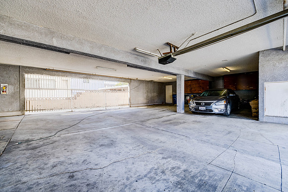 3702  W 126th St-071
