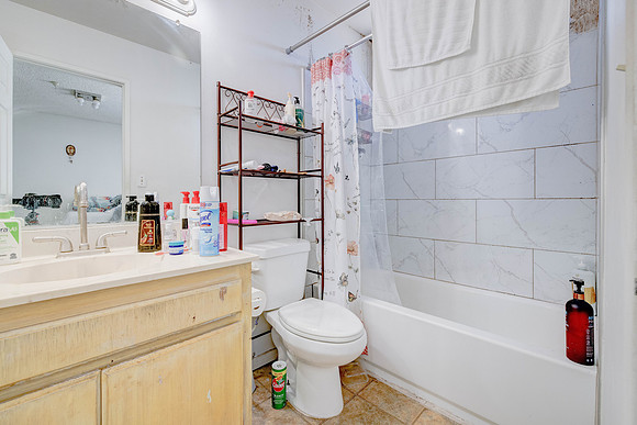 3702  W 126th St-064