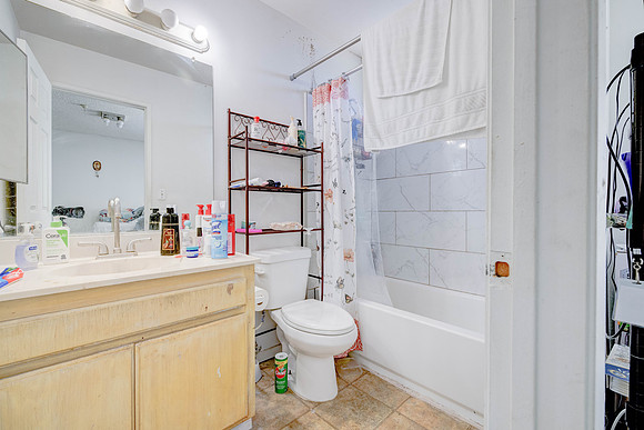 3702  W 126th St-063