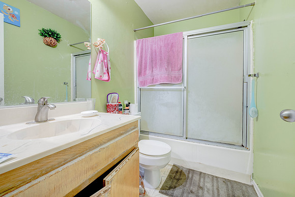 3702  W 126th St-056
