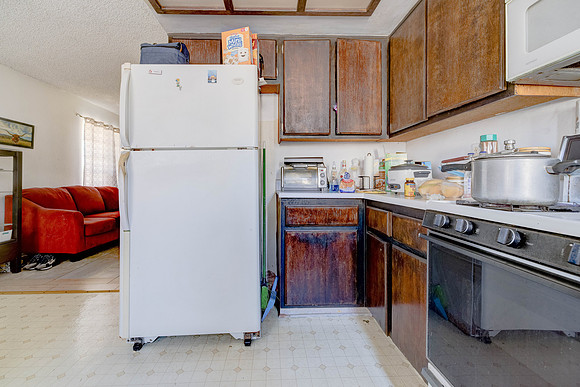 3702  W 126th St-052
