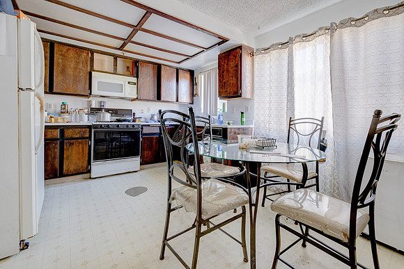 3702  W 126th St-044