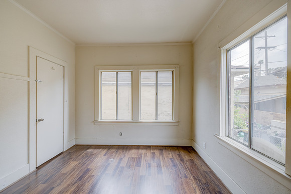 2028 E 3rd St Interior-021