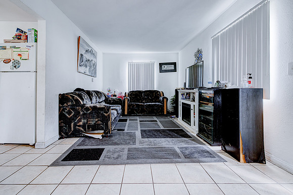 907 E 109 Pl Interior-040