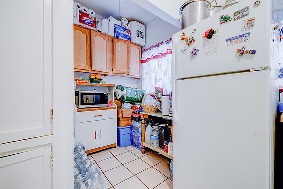 2028 E 3rd St Interior-009