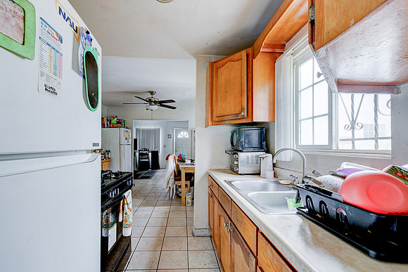 907 E 109 Pl Interior-050