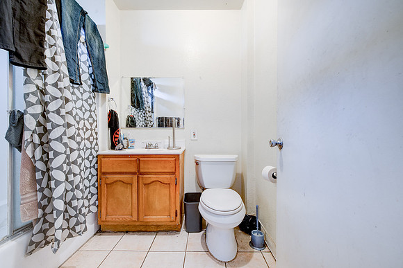 907 E 109 Pl Interior-030