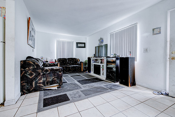 907 E 109 Pl Interior-038
