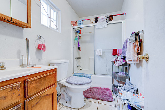907 E 109 Pl Interior-034