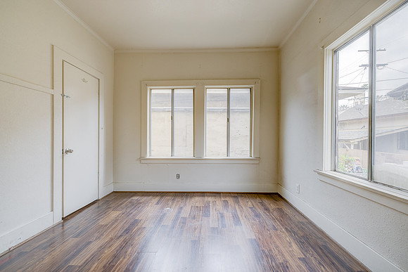 2028 E 3rd St Interior-019