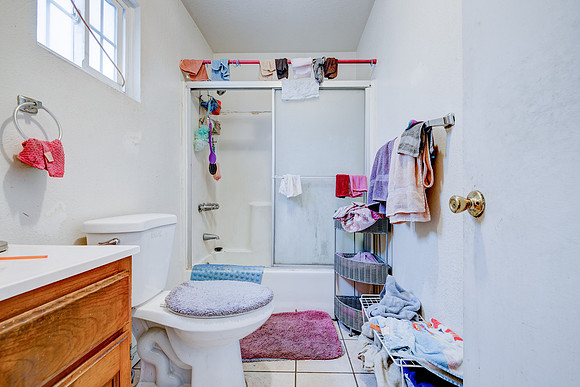 907 E 109 Pl Interior-033