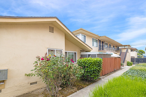 Front 2908 W 141st Pl - Real Estate Photographer Gardena-004