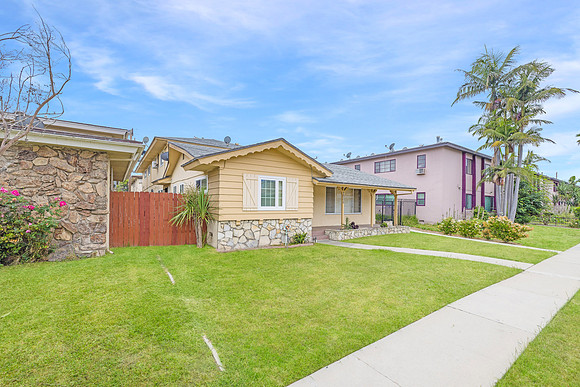 Front 2908 W 141st Pl - Real Estate Photographer Gardena-003