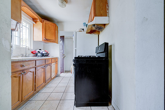 907 E 109 Pl Interior-048