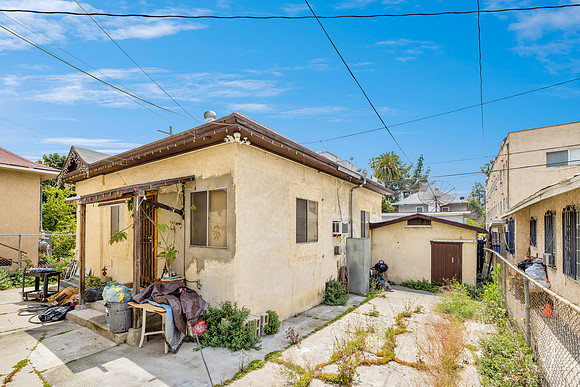 2028 E 3rd St Front-001