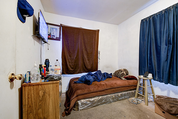 907 E 109 Pl Interior-005