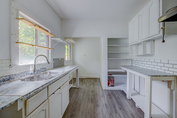 2028 E 3rd St Interior-034
