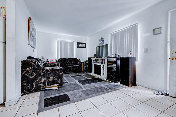 907 E 109 Pl Interior-039
