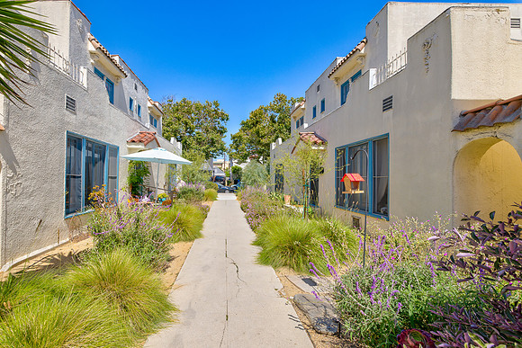 617 N Sycamore Ave-027