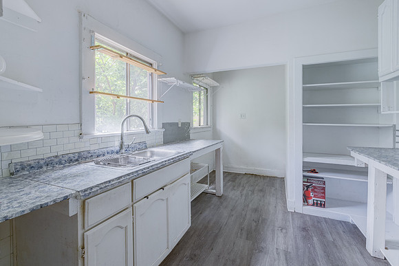 2028 E 3rd St Interior-037
