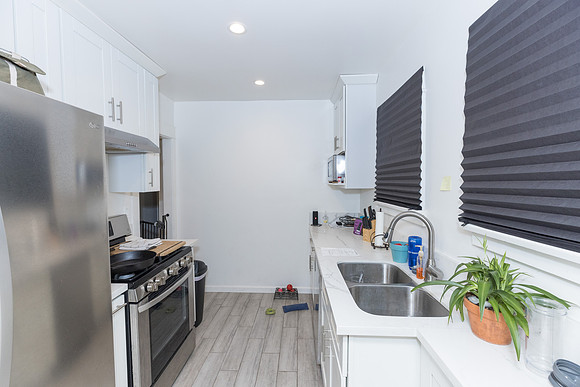 1275 E Broadway -004