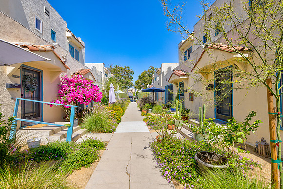 617 N Sycamore Ave-021