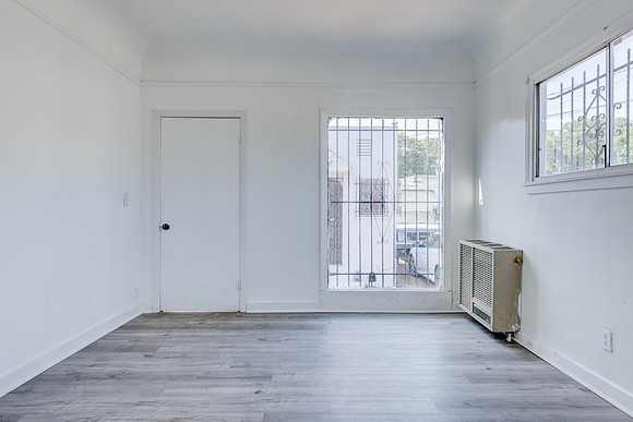 8715 Hooper Interior-004