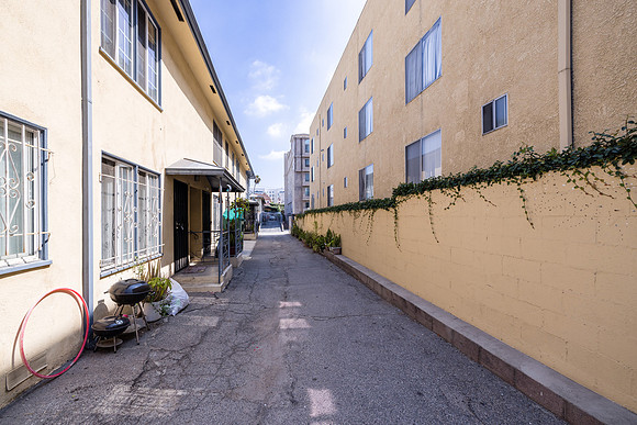 837 Irolo St Exterior-004