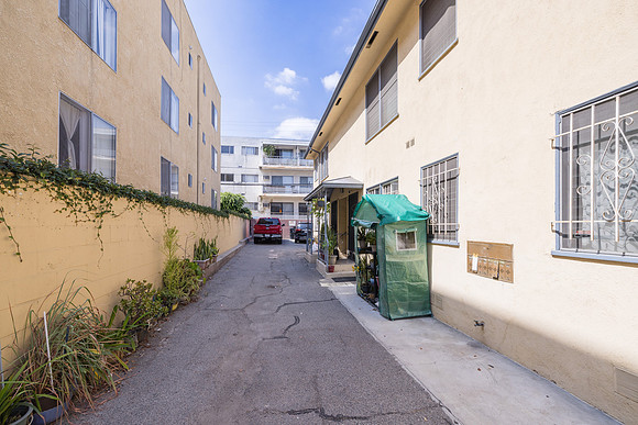 837 Irolo St Exterior-005