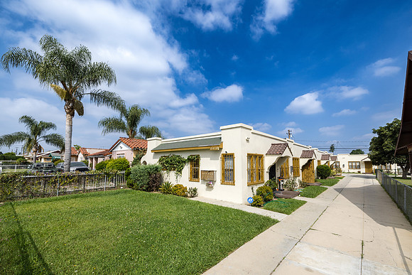 1237 W 93rd St Exterior-003