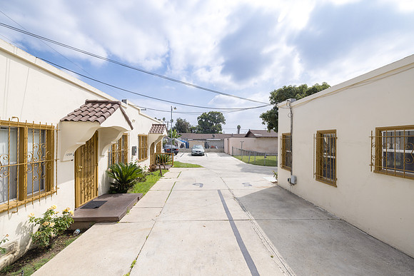 1237 W 93rd St Exterior-018