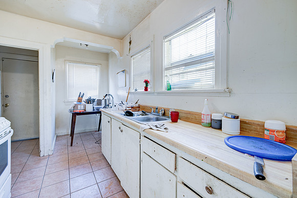 1237 W 93rd St Interior-052