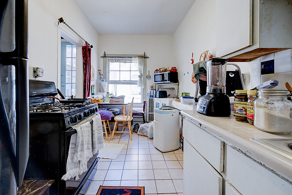 1262 Fedora St-004