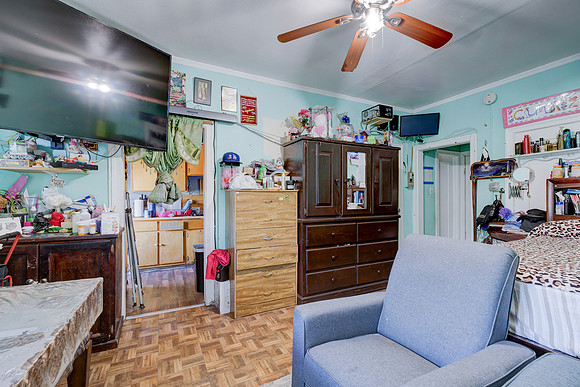 1262 Fedora St-018