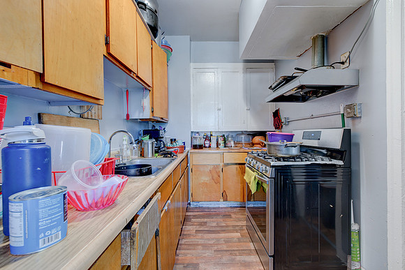 1262 Fedora St-019