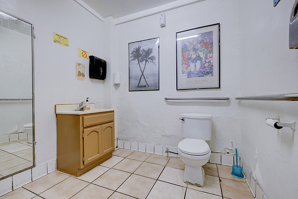 1262 Fedora St-030