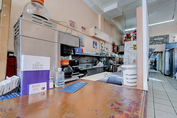 1262 Fedora St-039