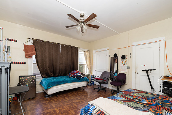 694 S Burlington Ave Interior-004
