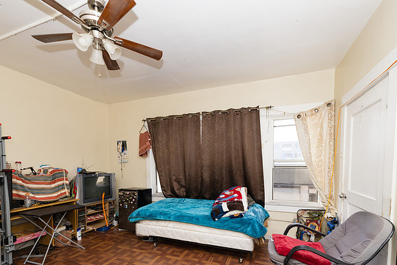 694 S Burlington Ave Interior-005